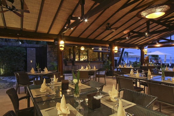 Bar (trong khuôn viên)