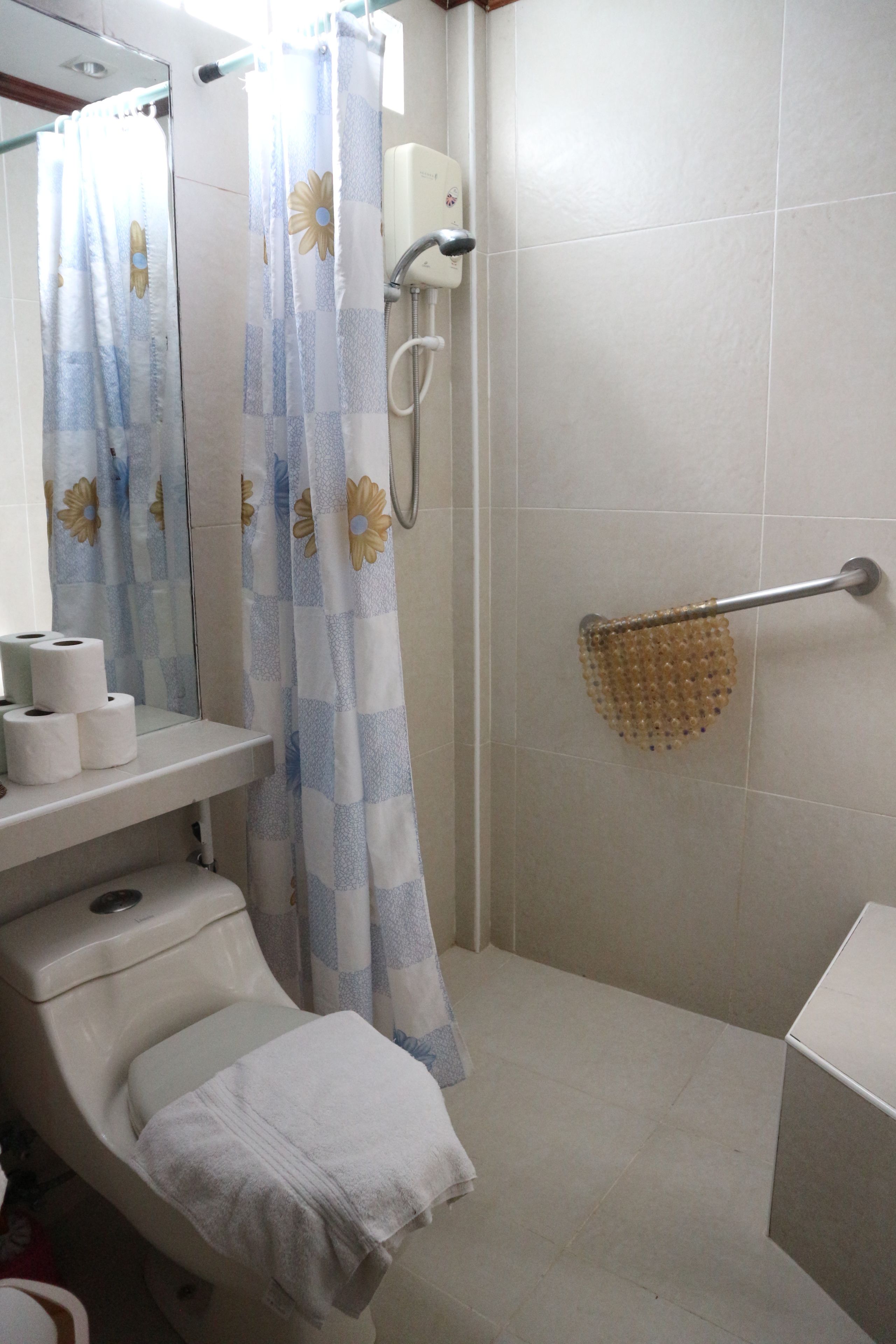 standard cottage | bathroom | shower, rainfall showerhead, free toiletries, hair dryer