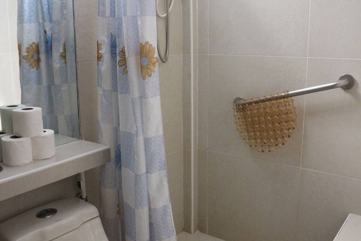 standard cottage | bathroom | shower, rainfall showerhead, free toiletries, hair dryer
