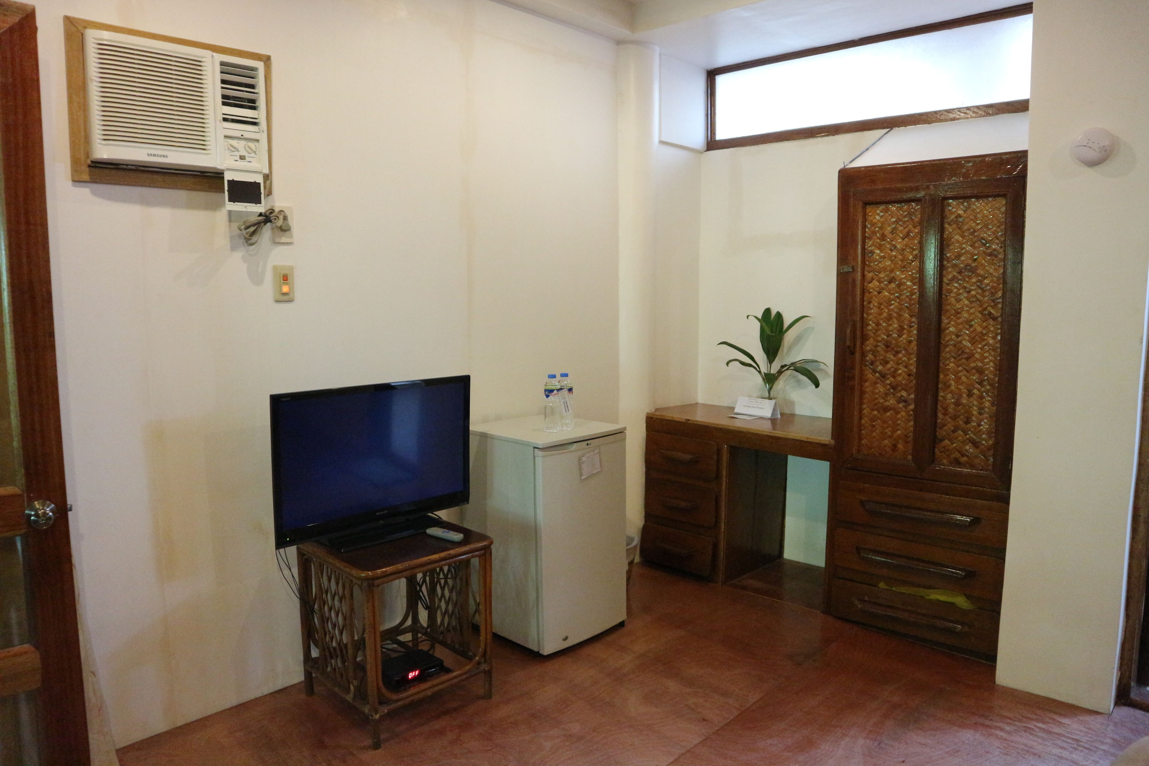 standard cottage | minibar, in-room safe, desk, blackout curtains