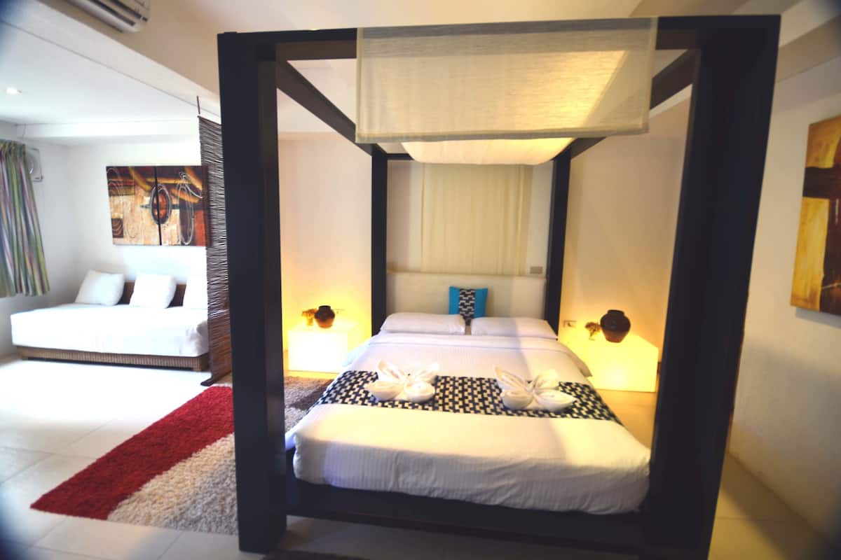 deluxe room, 1 king bed | minibar, in-room safe, blackout curtains, rollaway beds