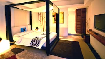 Deluxe Room, 1 King Bed | Minibar, in-room safe, blackout drapes, rollaway beds