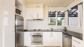 Full-sized fridge, microwave, oven, stovetop