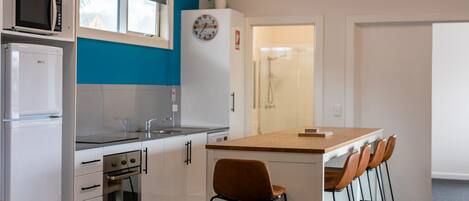 Apartament familiar, 2 dormitoris | Sala d'estar | Televisor de pantalla plana i reproductor de DVD