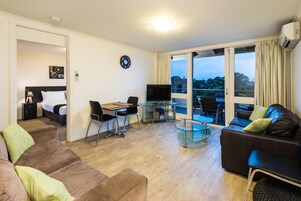 Apartamento Confort, 1 habitación, vistas parciales al mar | Zona de estar | Una televisión de pantalla plana, un reproductor de DVD
