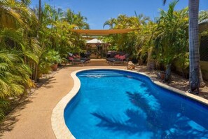 Piscine extérieure, chaises longues