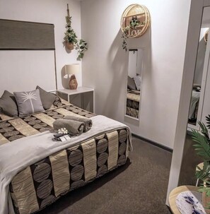 Habitación doble | Escritorio, wifi gratis y ropa de cama 