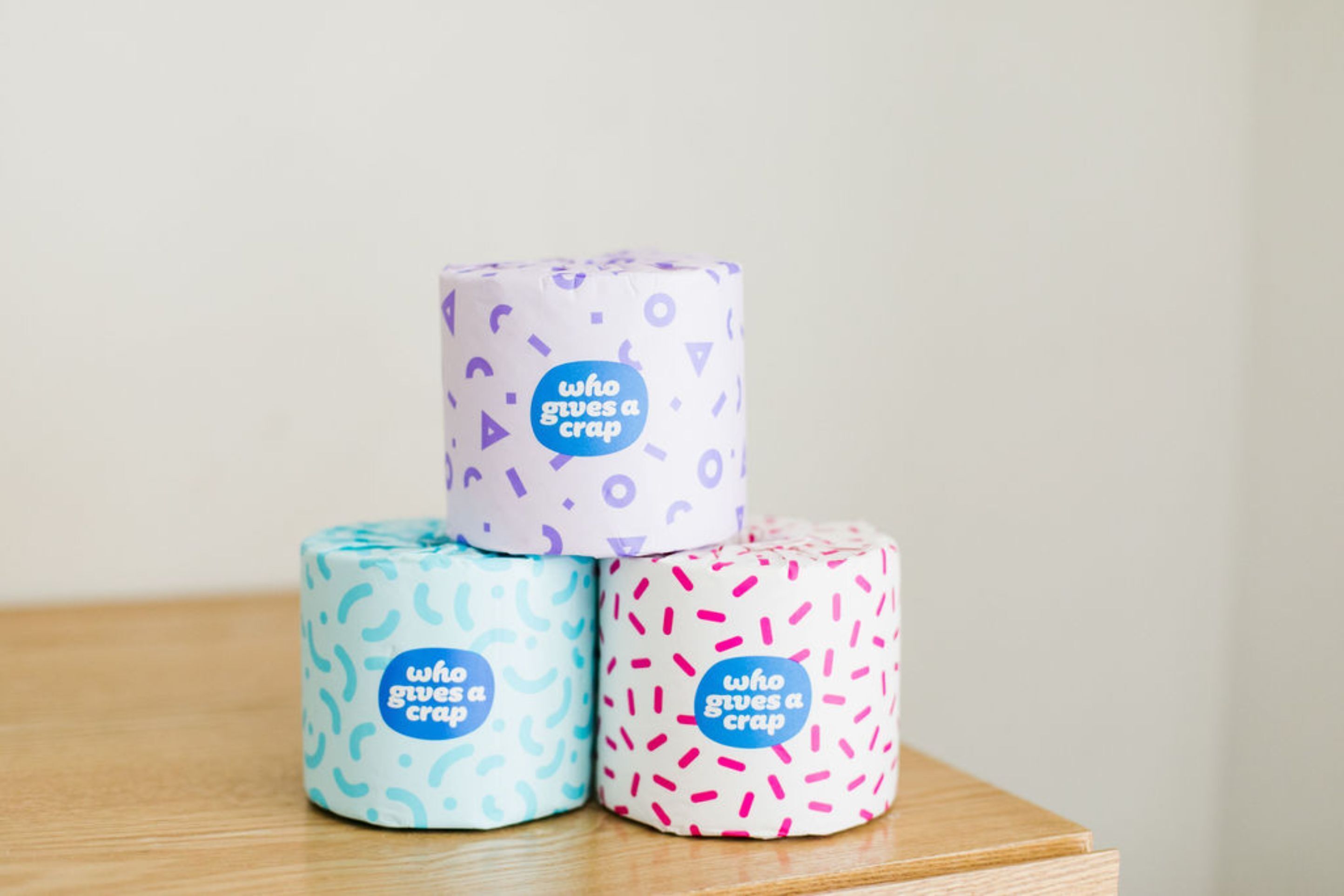 Trois rouleaux de papier toilette aux motifs différents, chacun portant l’inscription « et alors ? » ou « qui s’en soucie ? ».