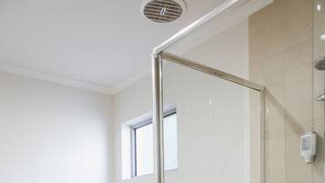 Deluxe King Room with Spa Bath | Bathroom | Free toiletries, hair dryer, towels