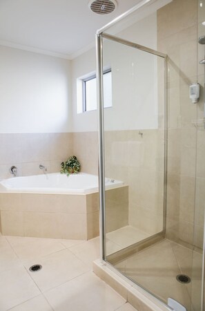 Habitación Deluxe, 1 cama King size y sofá cama, hidromasaje | Baño | Amenidades de baño gratuitas, secadora de cabello, toallas 