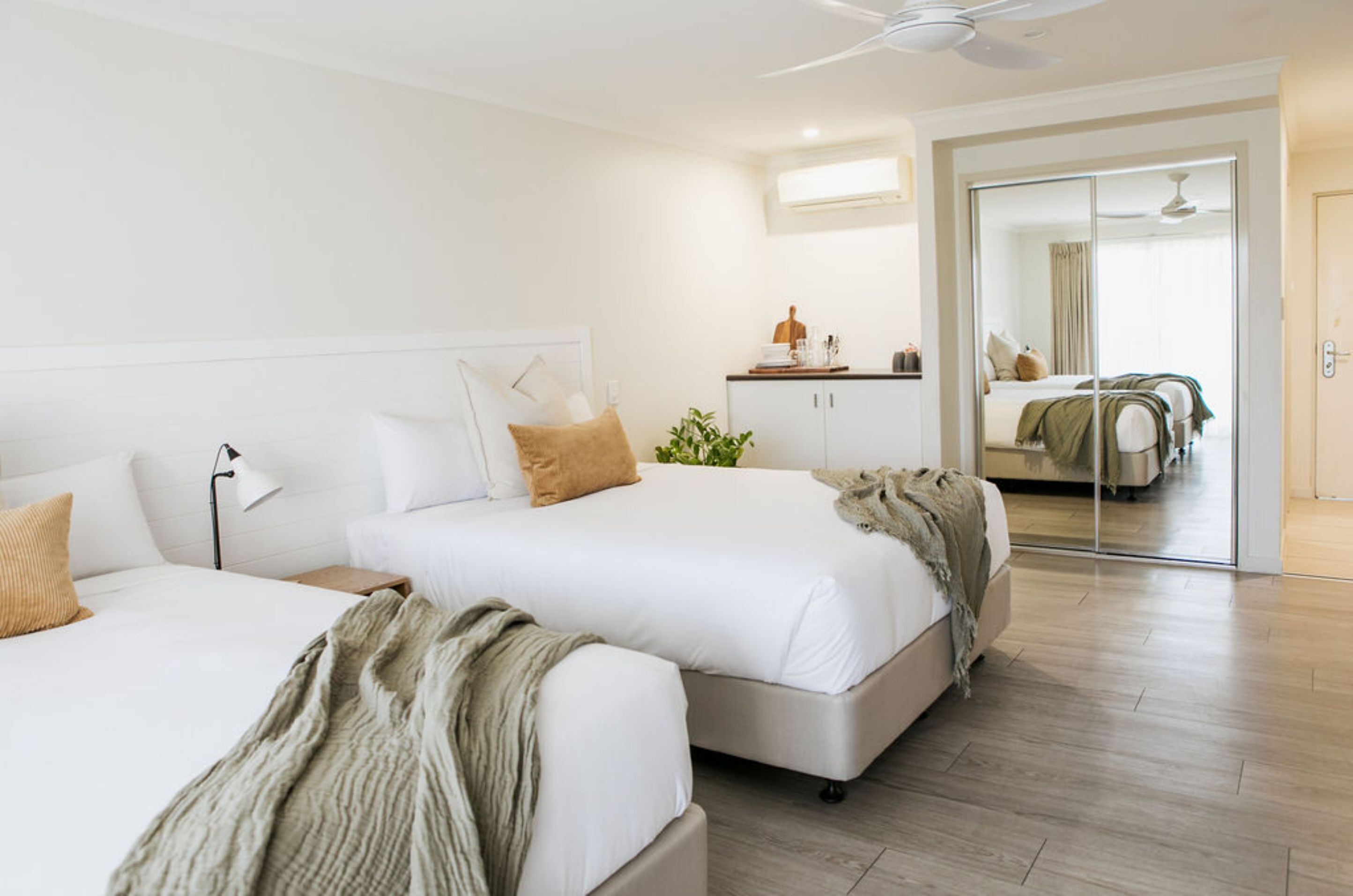 Cofres nos quartos, espaço de trabalho para notebook, cortinas blackout