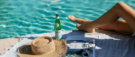 Utomhuspool, parasoller och solstolar