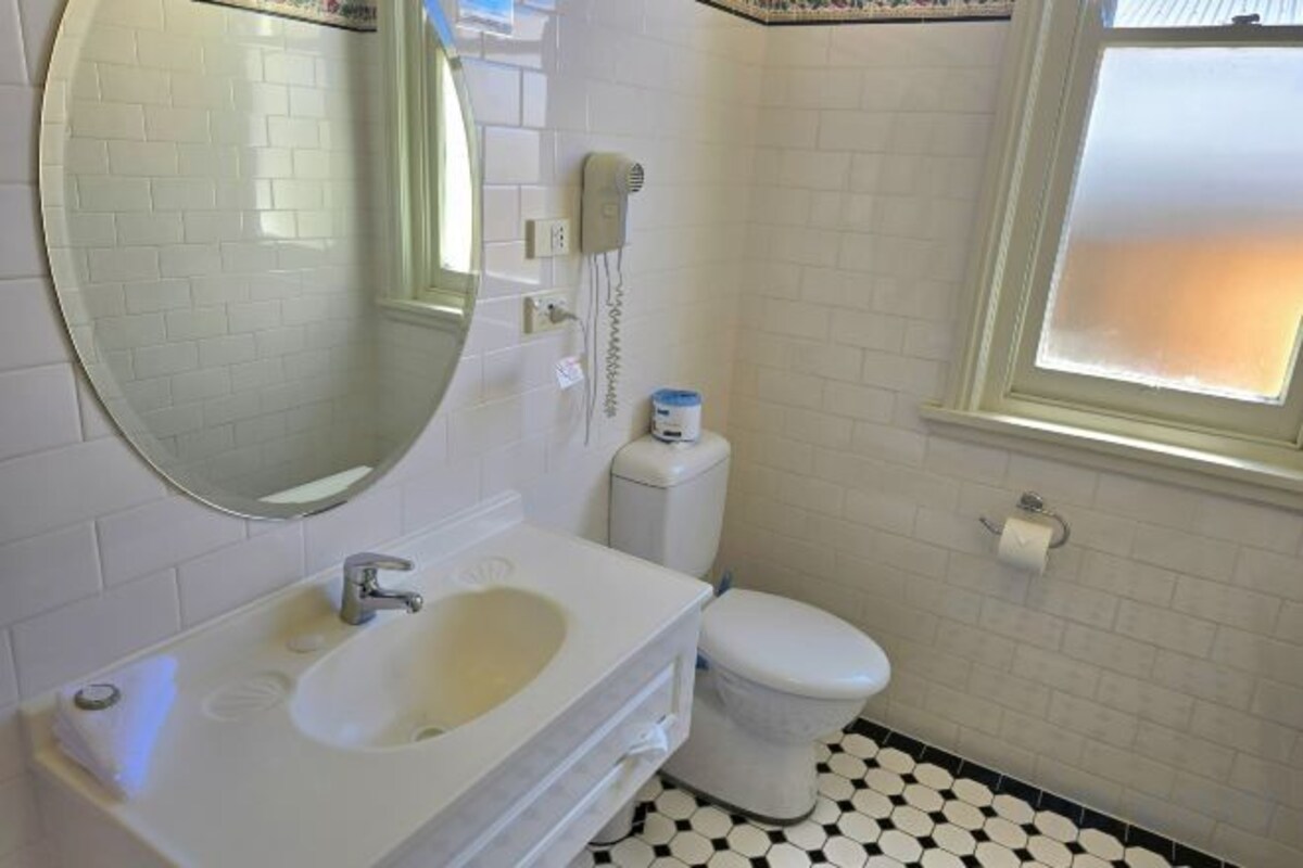 Bañera con ducha, artículos de tocador gratuitos, secador de pelo, jabón