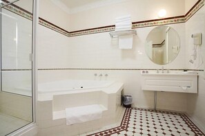 Premium Double Room | Bathroom amenities | Combined shower/bathtub, free toiletries, hair dryer, soap - Palais Royale (Katoomba)