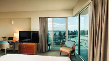 Deluxe Spa Suite | Minibar, in-room safe, soundproofing, iron/ironing board