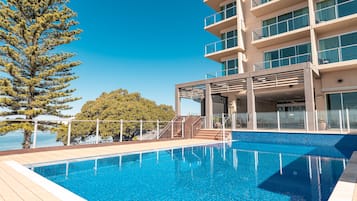 屋外プール、営業時間 6:30 ~ 22:00、サンラウンジャー