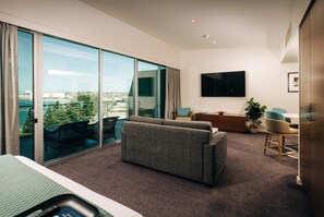 Suite luxueuse, vue sur lâocĂ©an | Minibar, coffre-fort, fer et planche Ă repasser, accĂšs au Wi-Fi (inclus)