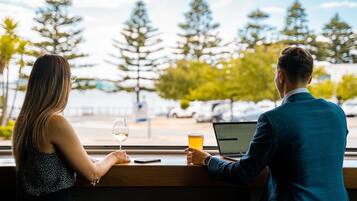 朝食、ランチ、ディナーに営業 (郷土料理、オーシャン ビュー)