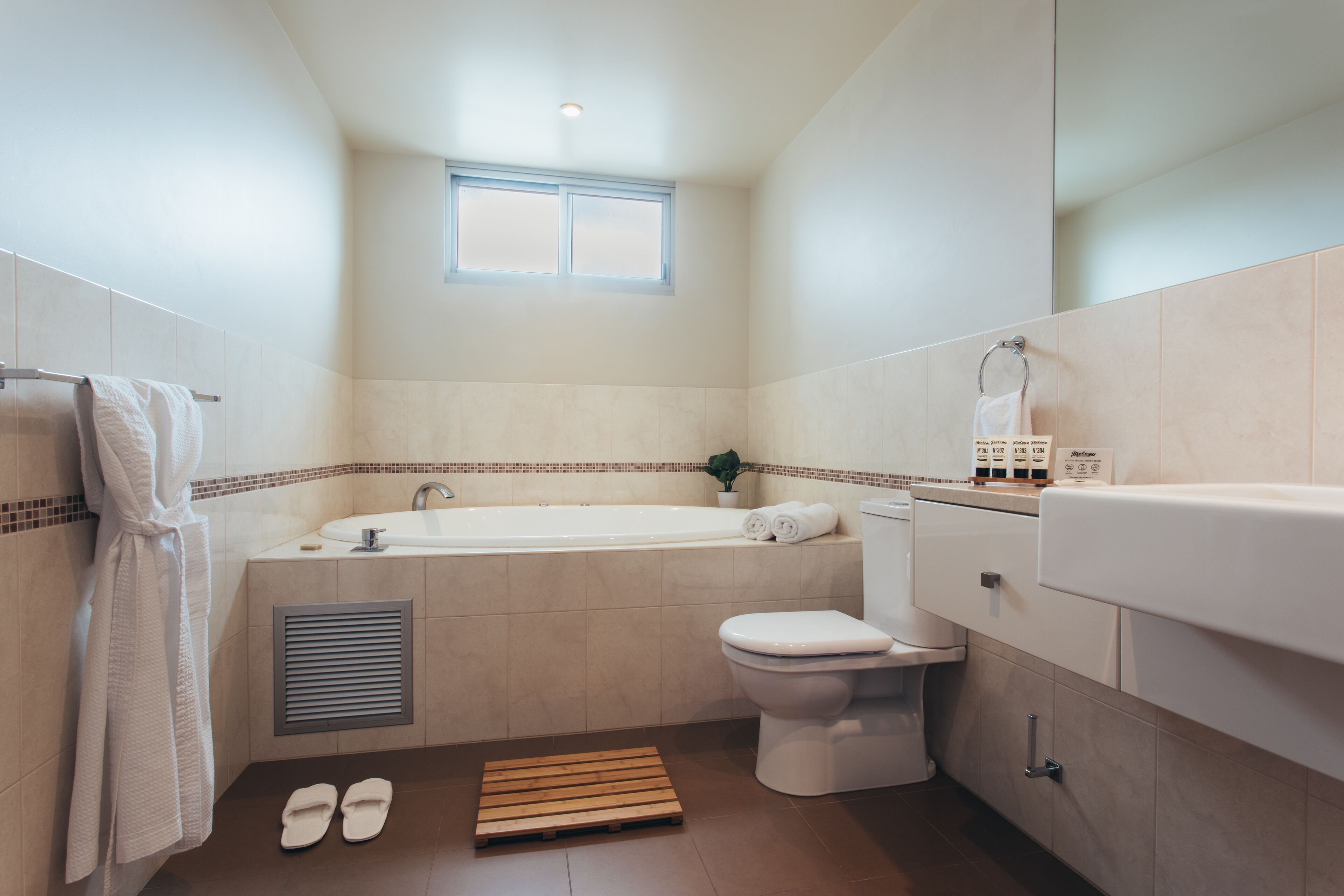 lincoln spa suite | bathroom | free toiletries, hair dryer, towels, soap