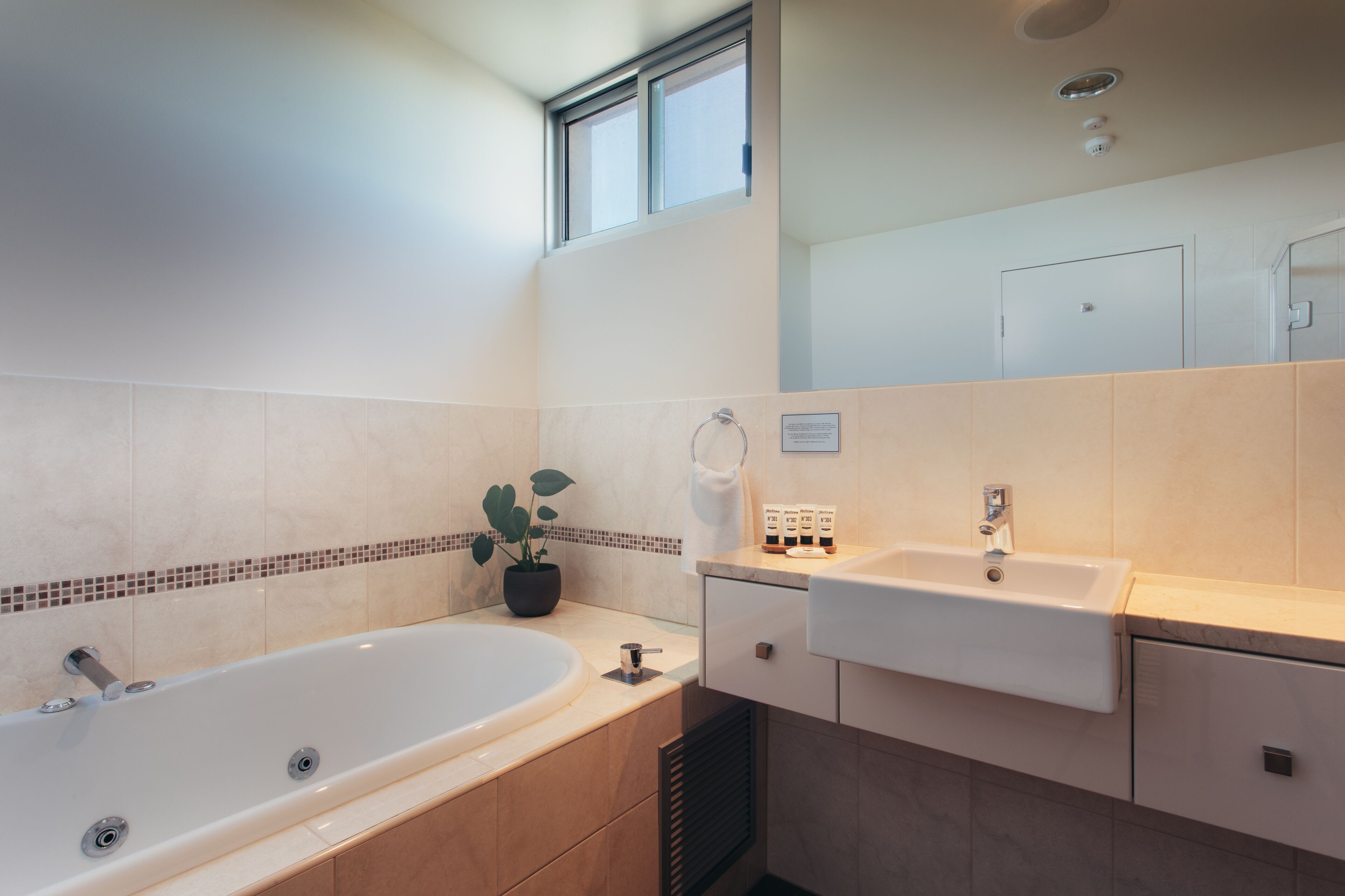 deluxe spa suite | bathroom | free toiletries, hair dryer, towels, soap
