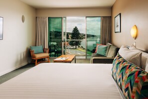 Dobbeltrom, balkong, havutsikt | Minibar, safe på rommet, lydisolert og strykejern/-brett