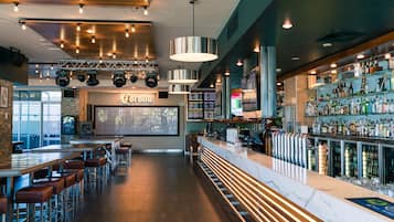 3 bars/lounges