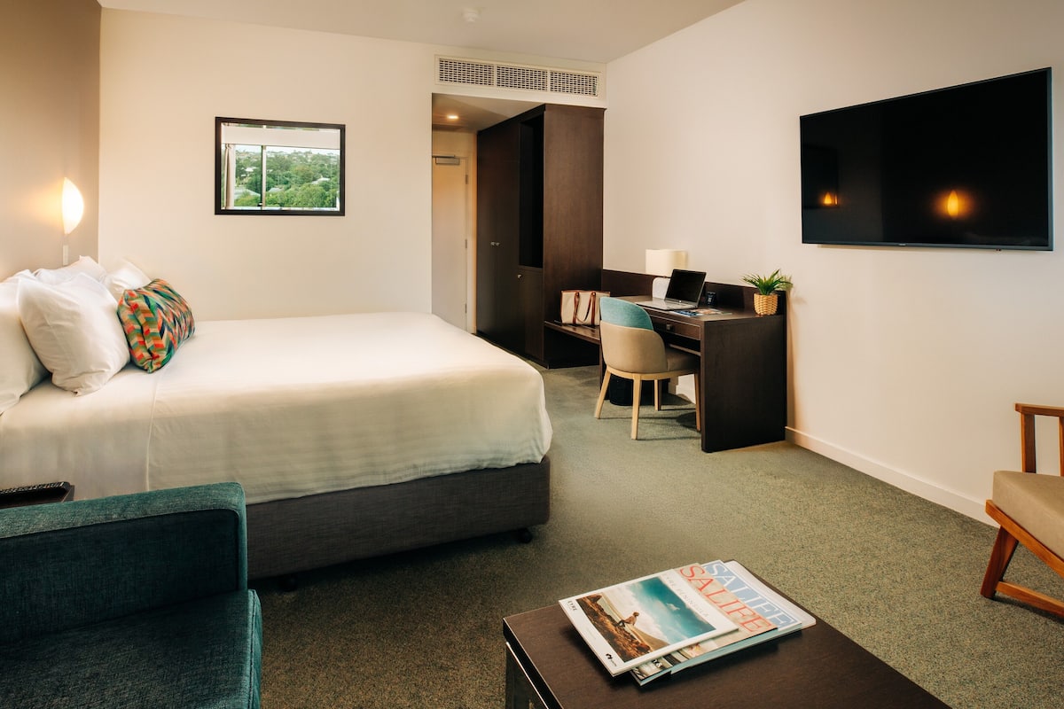 Standard Double or Twin Room | Minibar, in-room safe, soundproofing, iron/ironing board