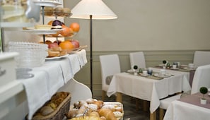 Tägliches Frühstücksbuffet (10 EUR pro Person)