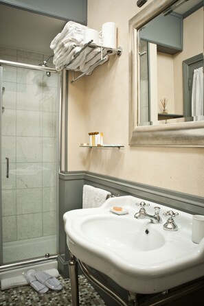 Double Room | Bathroom | Shower, free toiletries, hair dryer, towels - Villa Magnolia Relais (Rome)