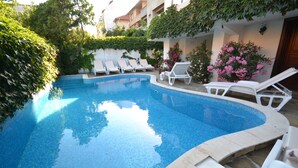 Piscine extérieure (ouverte en saison), chaises longues