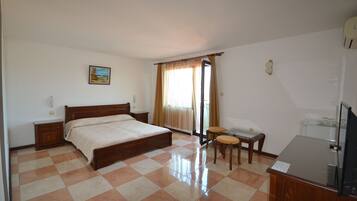 Double Room, Sea View (Top Floor) | Desk, iron/ironing board, free WiFi, bed sheets