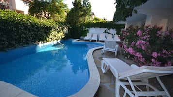 Piscine extérieure (ouverte en saison), chaises longues