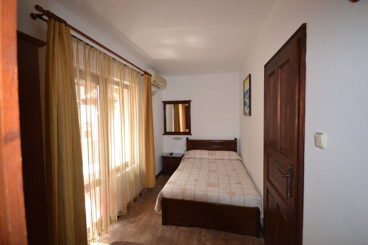 Habitación individual económica | Escritorio, tabla de planchar con plancha, wifi gratis y ropa de cama