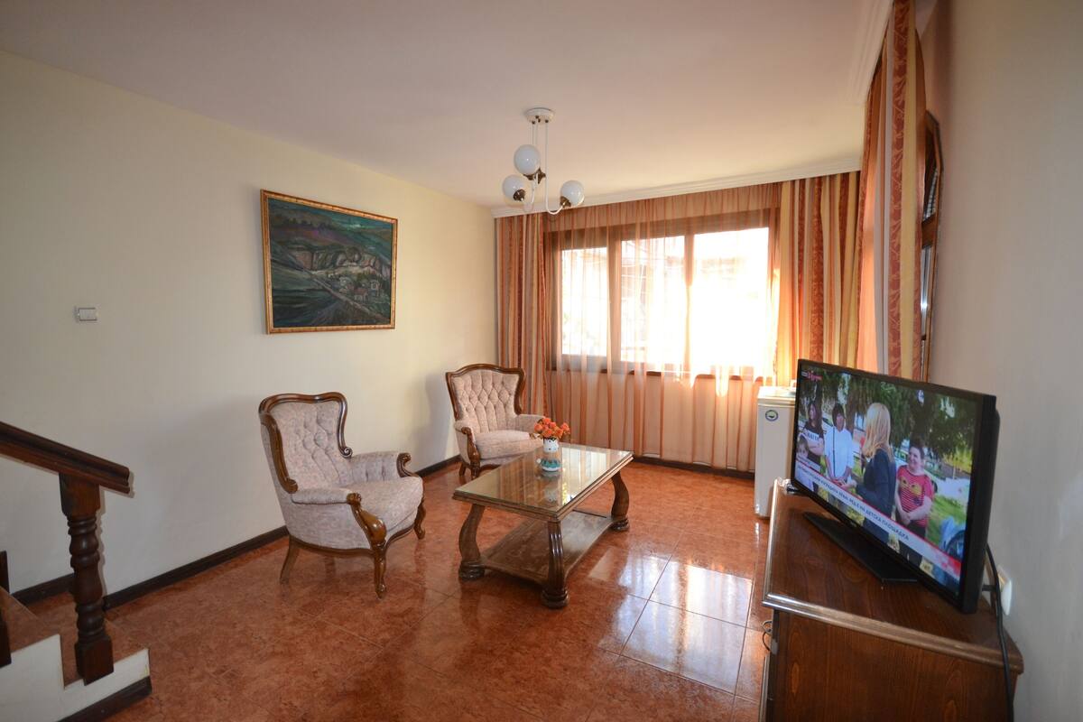 Departamento estándar | Escritorio, tabla de planchar con plancha, wifi gratis y ropa de cama