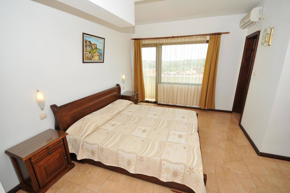 Habitación doble, balcón, vista al mar | Escritorio, tabla de planchar con plancha, wifi gratis y ropa de cama