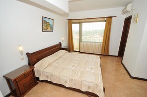 Tweepersoonskamer, balkon, uitzicht op zee | Een bureau, een strijkplank/strijkijzer, gratis wifi, beddengoed