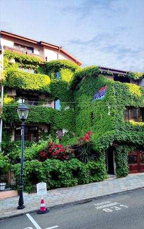 Fachada de la propiedad. Family Hotel More