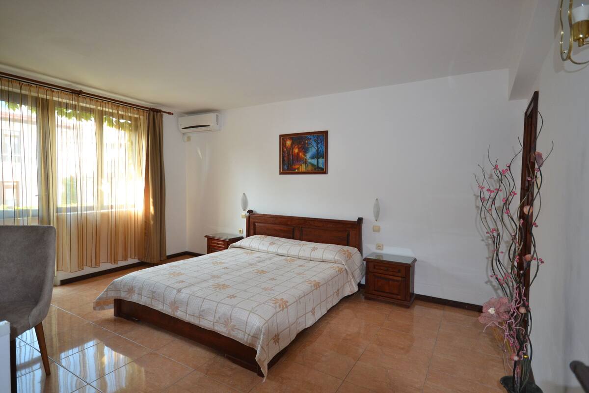 Habitación doble | Escritorio, tabla de planchar con plancha, wifi gratis y ropa de cama