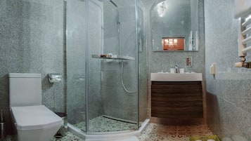 Comfort Suite, 1 King Bed | Bathroom | Shower, free toiletries, hair dryer, slippers