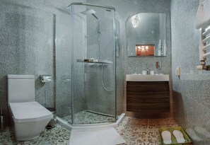 Suíte conforto, 1 cama King | Banheiro | Chuveiro, produtos de toalete grátis, secador de cabelo, chinelos