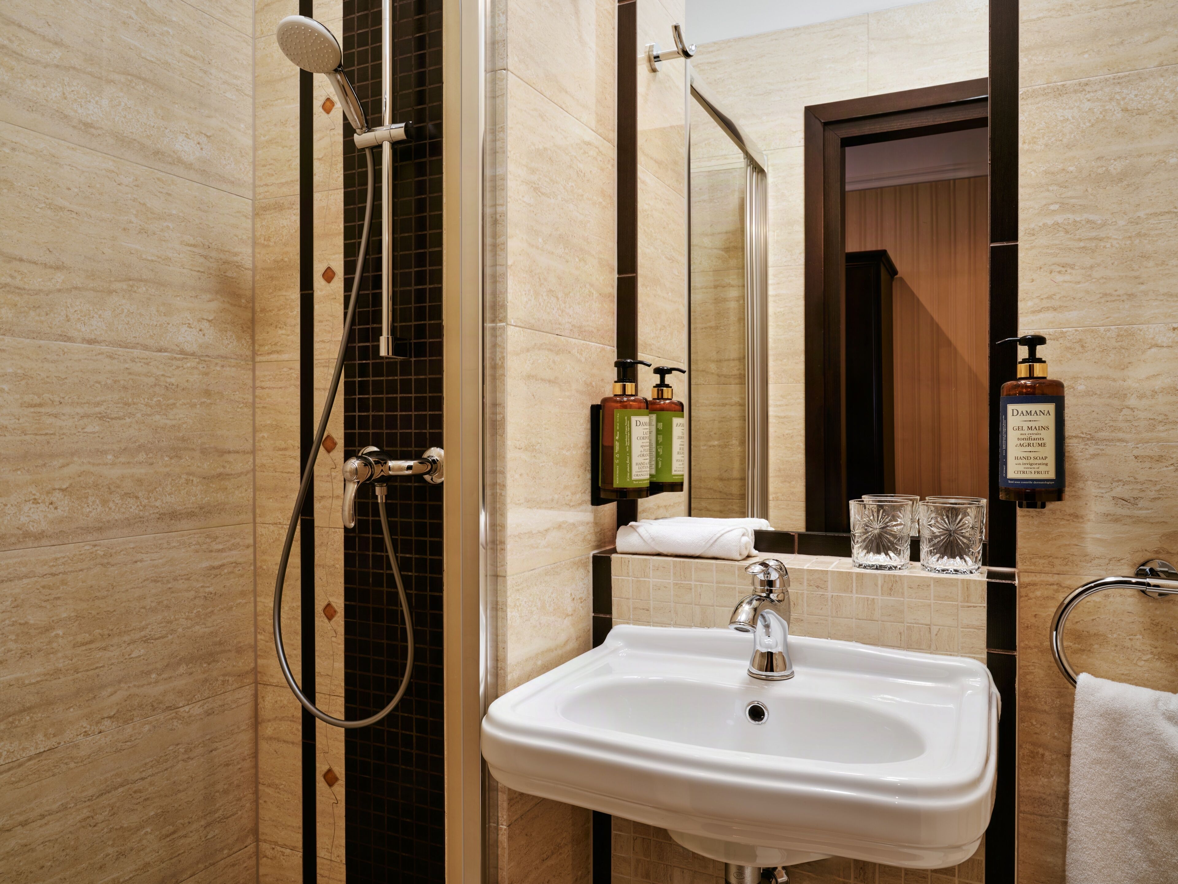 Un baño con ducha, lavabo y artículos de aseo.