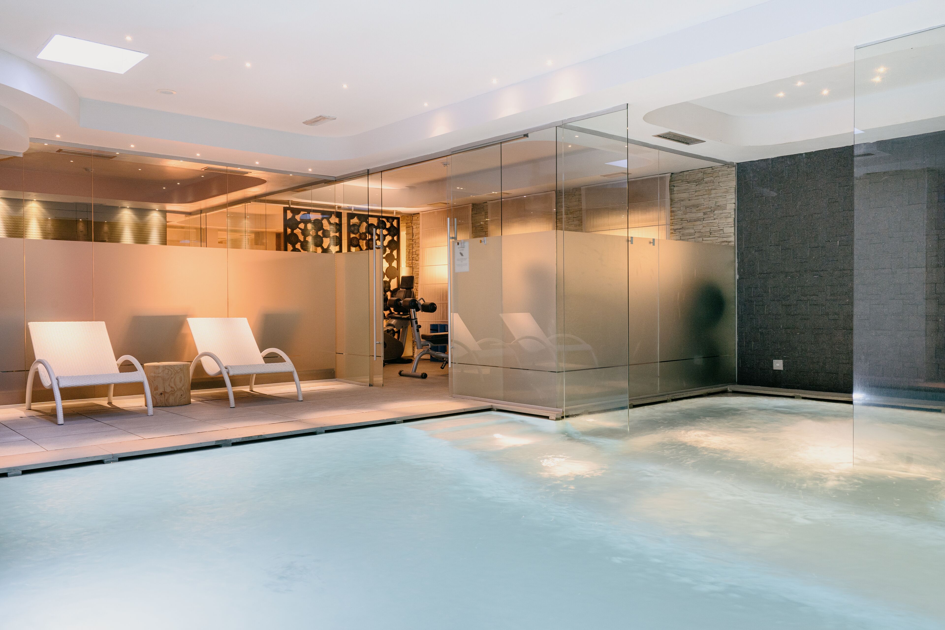 Piscina interna, funciona das 14h às 20h30, espreguiçadeiras