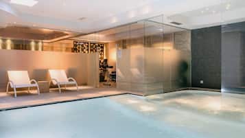 Piscina interna, funciona das 14h às 20h30, espreguiçadeiras