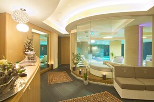 Salas de tratamiento para parejas, un sauna, una bañera de hidromasaje