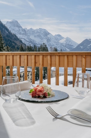 Outdoor dining. Hotel Chalet del Brenta