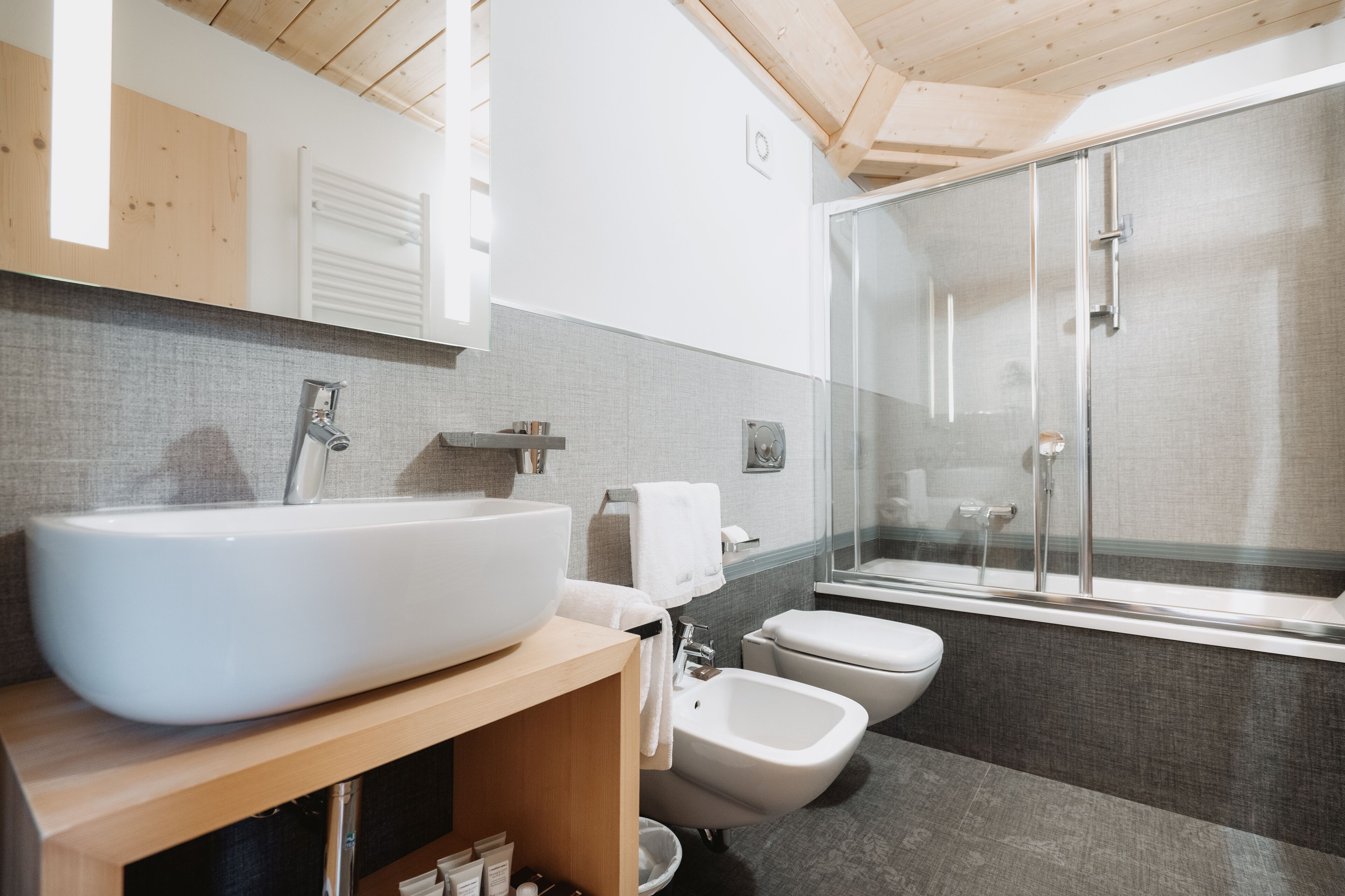 junior suite | bathroom | combined shower/bathtub, rainfall showerhead, designer toiletries