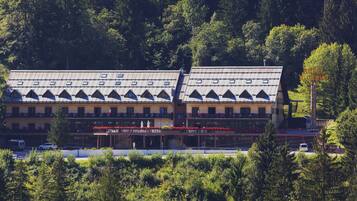 Un hotel con facciata simmetrica, numerosi balconi e un ingresso centrale.