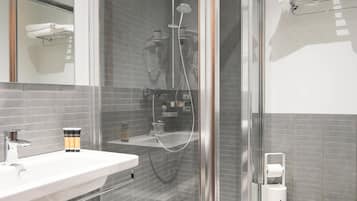 Dusche, kostenlose Toilettenartikel, Haartrockner, Bademäntel
