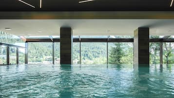 Indendørs pool, åben fra kl. 10.00 til kl. 22.00, liggestole
