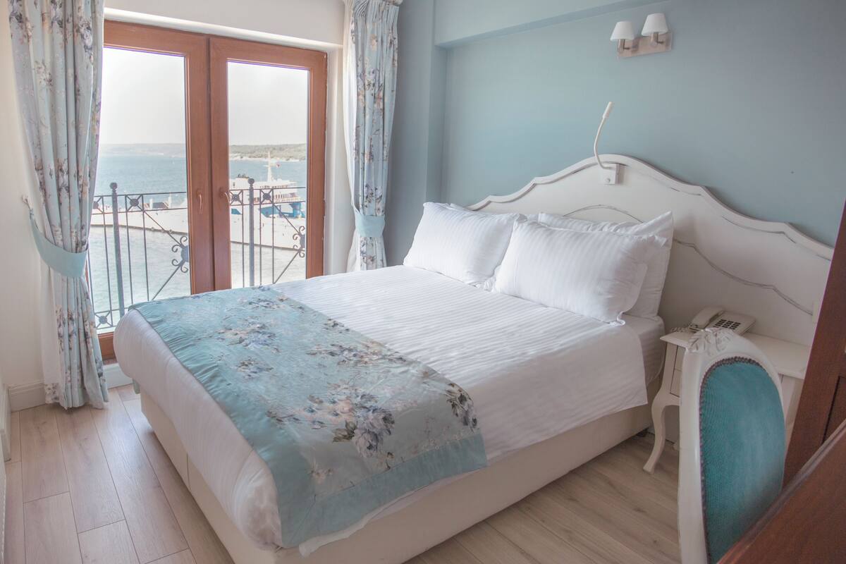 Deluxe Double or Twin Room, Sea View | 高級寝具、ミニバー、セーフティボックス (室内)、デスク